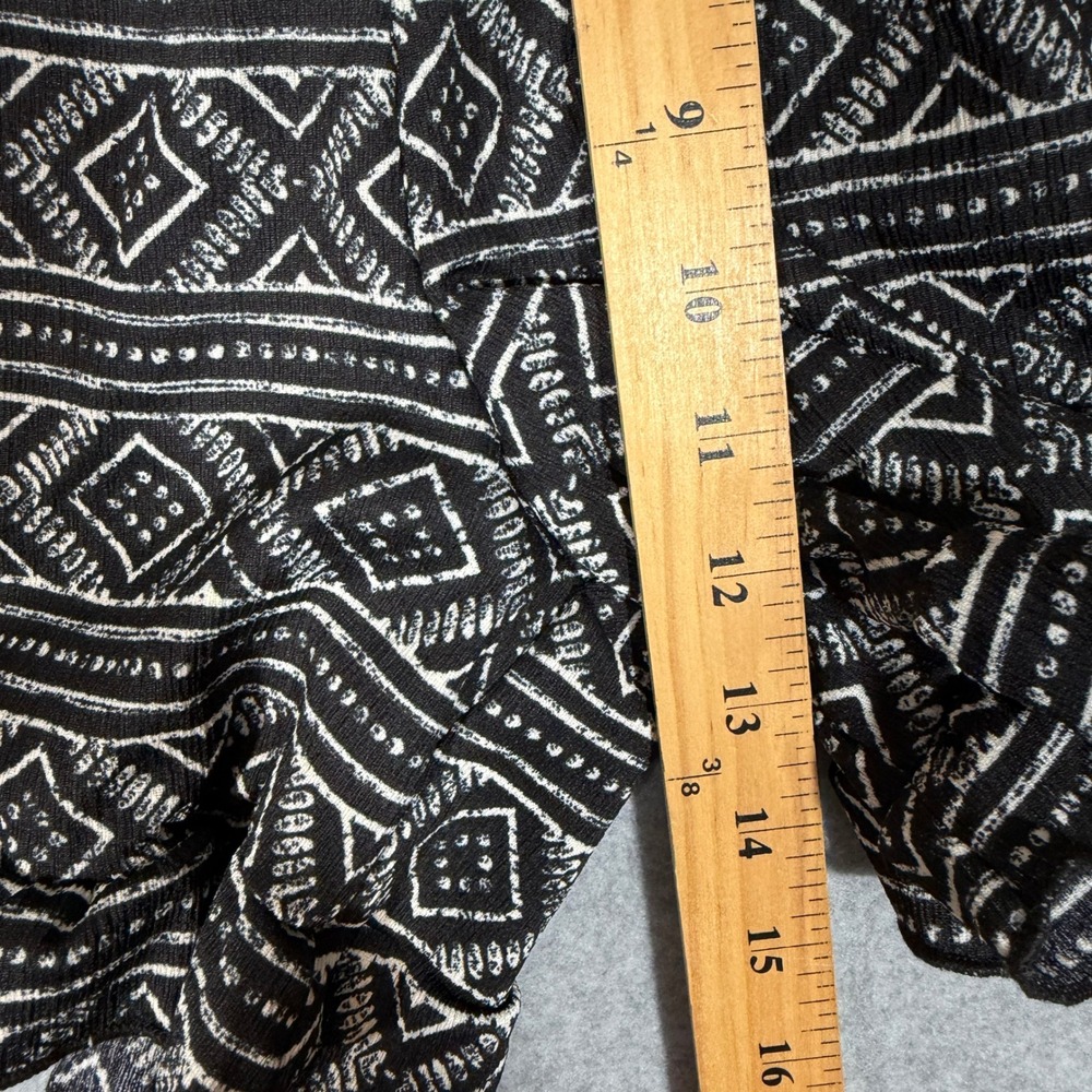 NWT LuLaRoe Jude Shorts XS Black White Geometric Tribal Print Ruffle Hem Boho - Picture 4 of 8